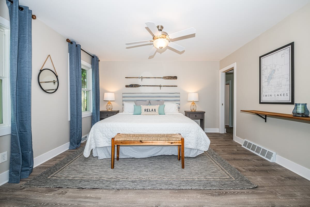 King bedroom with lake oars over the bed and a Twin Lakes map on the wall.